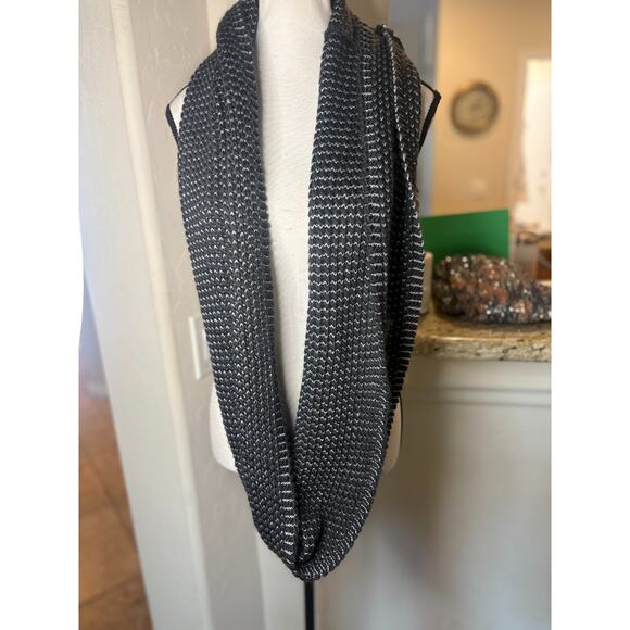 Infinity Knit Gray / Silver Scarf One Size - Picture 3 of 3